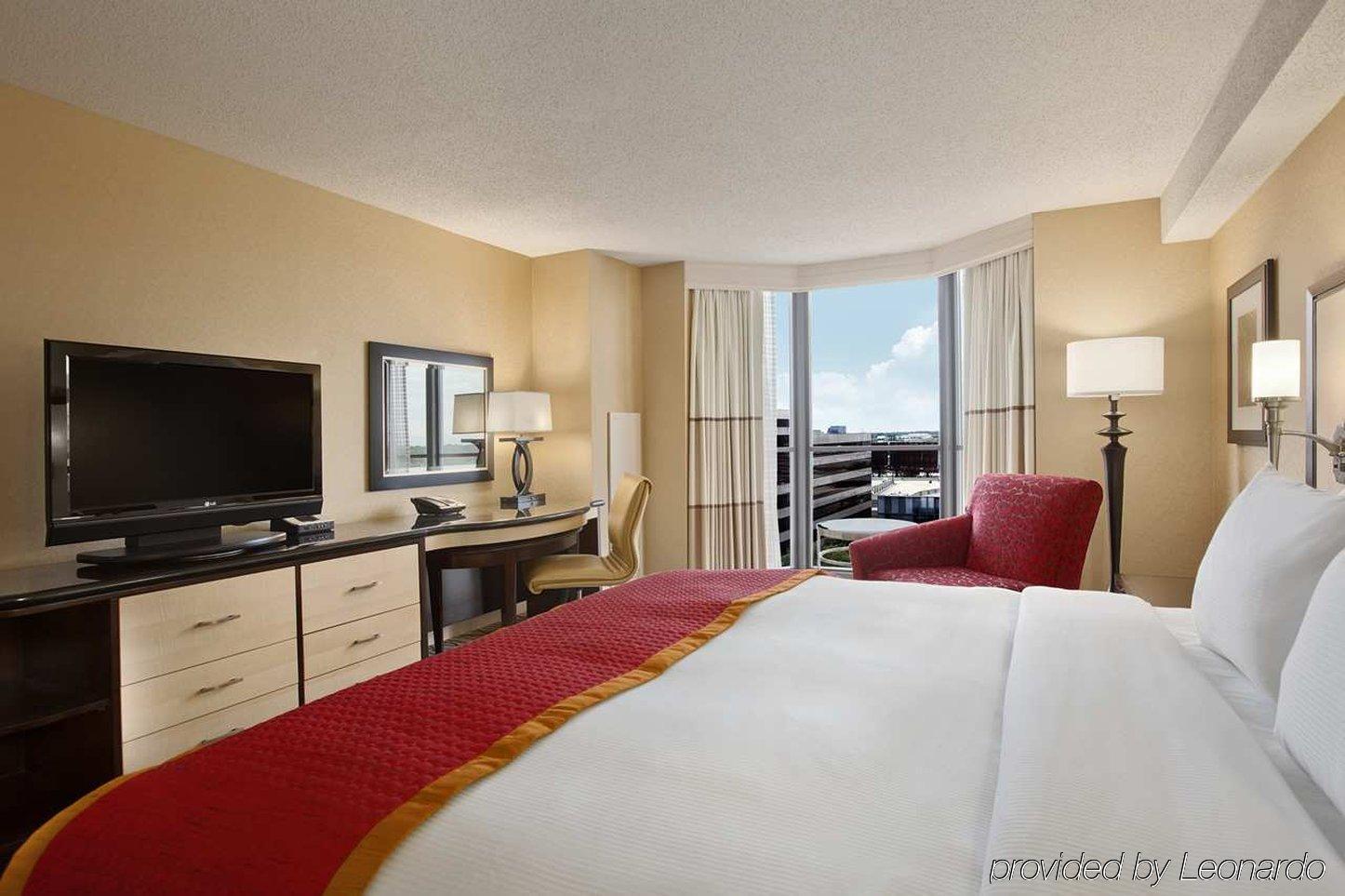 Hilton Rosemont Chicago O'Hare Hotel Room photo